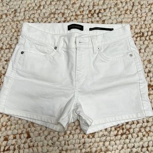 Banana Republic White Denim Shorts. Mid-rise. Size 26